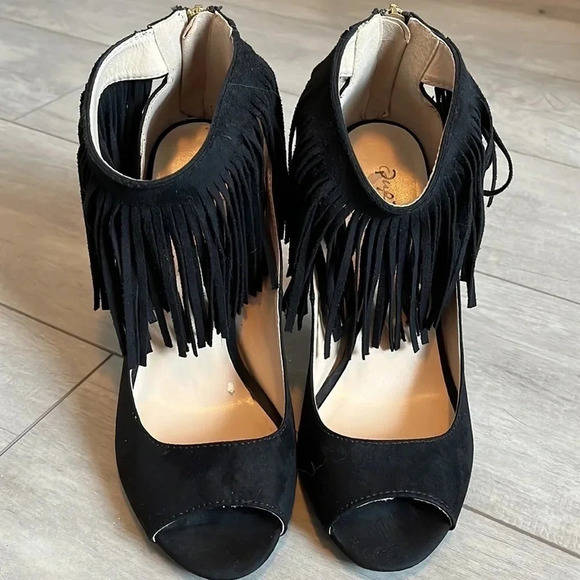 QUIPID Faux Suede Tassel Strap High  Heels, Size 8.5 - Picture 2 of 9
